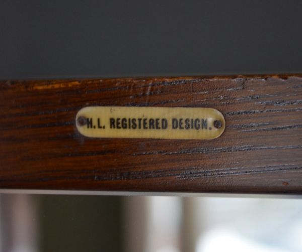 アンティークのキャビネット　アンティーク家具　小さなお花がたっぷりデザインされた、オーク材のワードローブ。家具メーカーらしきタグが残っていました。(q-591-f)