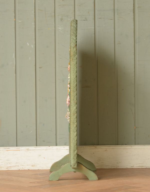 ロイドルーム アンティーク家具 イギリスのアンティークの家具、ロイドルームスクリーン。横から見ると、こんなにすっきりしたシルエットです。(q-592-f)