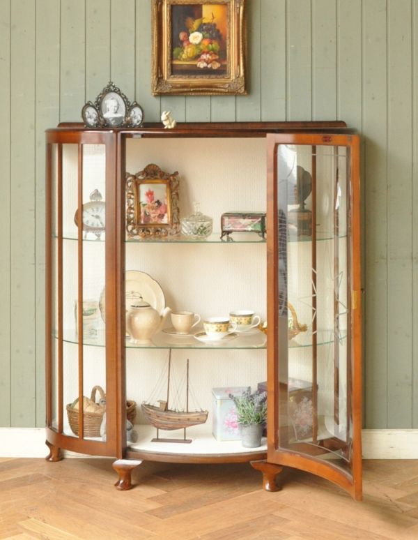 アンティークのキャビネット アンティーク家具 半月形で品がある英国のアンティーク家具のガラスキャビネット(飾り棚)。3段あります。(q-593-f)
