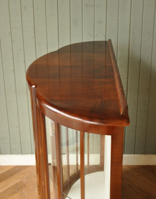 アンティークのキャビネット アンティーク家具 半月形で品がある英国のアンティーク家具のガラスキャビネット(飾り棚)。天板もピカピカにお直ししました。(q-593-f)