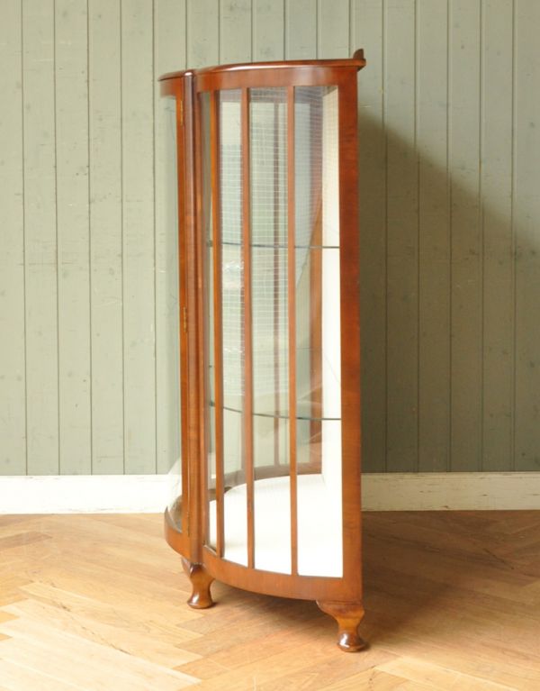 アンティークのキャビネット アンティーク家具 半月形で品がある英国のアンティーク家具のガラスキャビネット(飾り棚)。サイドもガラスなので、どこから見ても美しいです!しっかり作られているので、安心してお使いいただけます。(q-593-f)