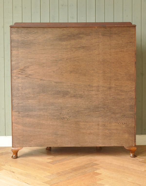 アンティークのキャビネット アンティーク家具 半月形で品がある英国のアンティーク家具のガラスキャビネット(飾り棚)。きちんとメンテナンスしてあるので、裏側もキレイです。(q-593-f)