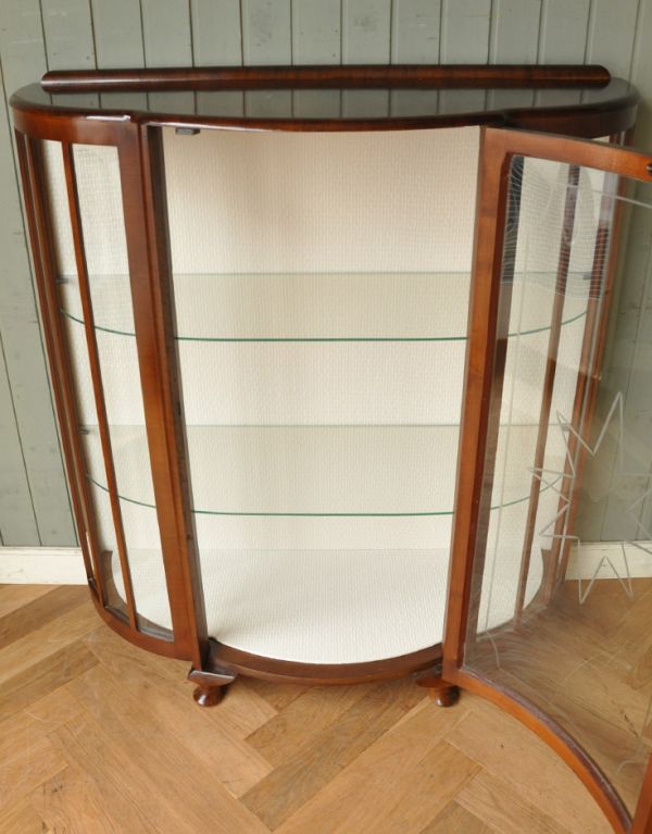 アンティークのキャビネット アンティーク家具 半月形で品がある英国のアンティーク家具のガラスキャビネット(飾り棚)。キレイに修復してありますので、いろんなものを収納して下さい。(q-593-f)