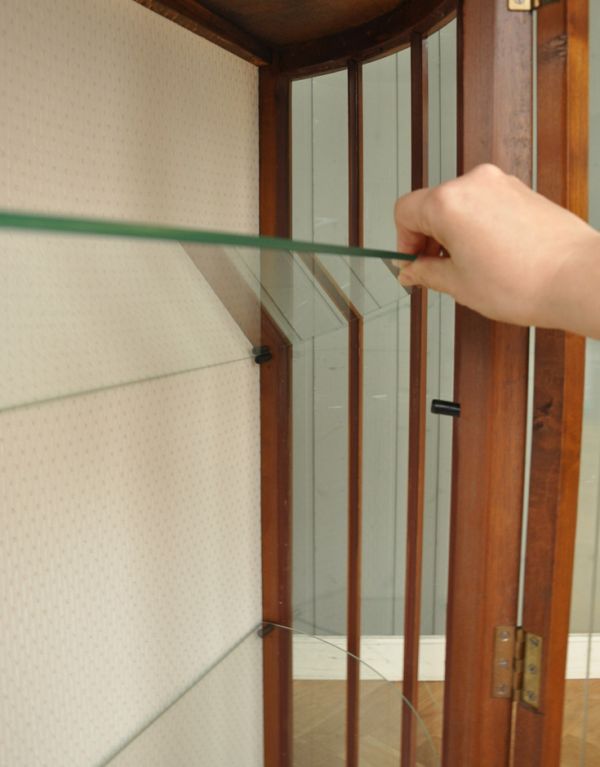 アンティークのキャビネット アンティーク家具 半月形で品がある英国のアンティーク家具のガラスキャビネット(飾り棚)。棚板は可動です。(q-593-f)