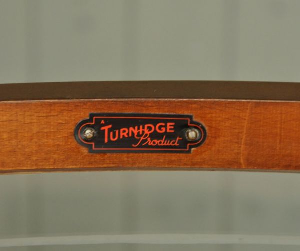 アンティークのキャビネット アンティーク家具 半月形で品がある英国のアンティーク家具のガラスキャビネット(飾り棚)。家具メーカーのものと思われるタグが付いています。(q-593-f)