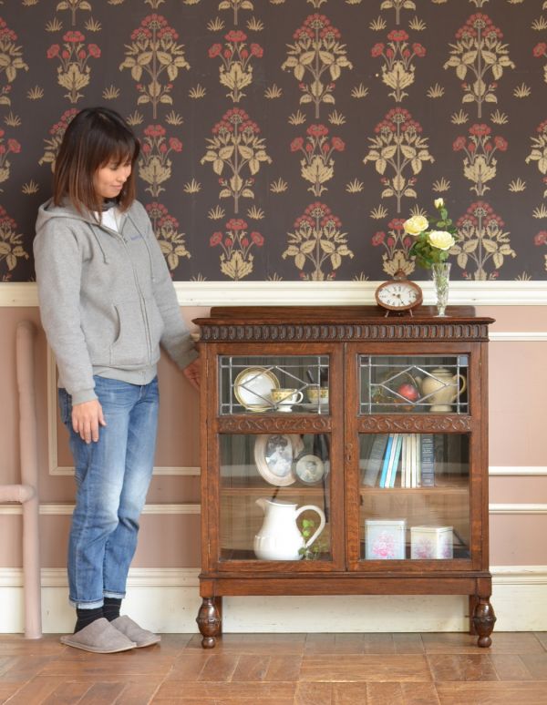 アンティークのキャビネット　アンティーク家具　イギリスから届いたアンティーク家具、木製のブックケース（本棚）。本棚としてはもちろん、グラスや食器を並べて飾り棚としても素敵ですよ。(q-595-f)