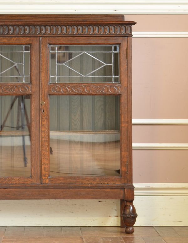 アンティークのキャビネット　アンティーク家具　イギリスから届いたアンティーク家具、木製のブックケース（本棚）。アンティークのガラスがキレイにはめ込んであります。(q-595-f)