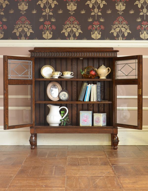 アンティークのキャビネット　アンティーク家具　イギリスから届いたアンティーク家具、木製のブックケース（本棚）。両開きで出し入れもしやすいですよ。(q-595-f)