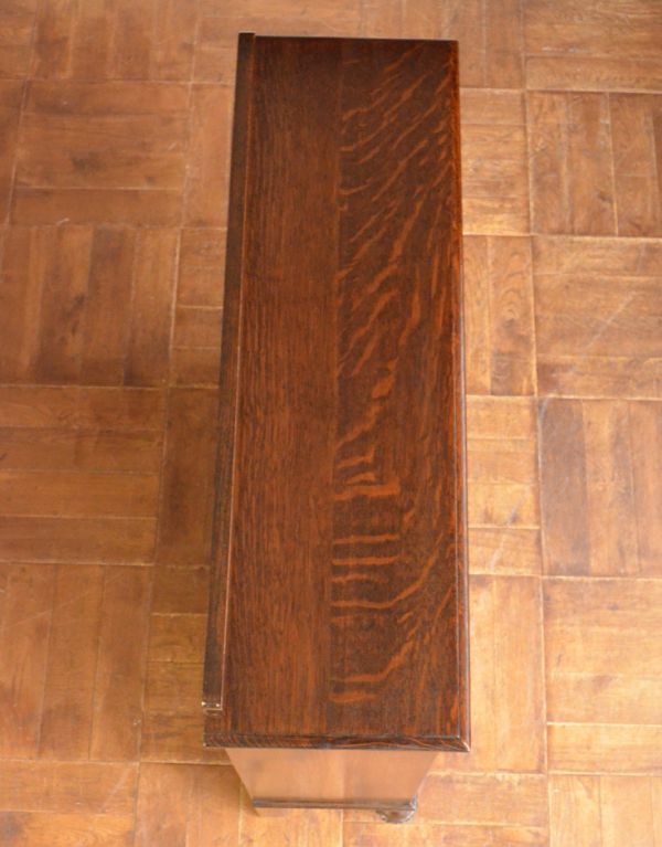 アンティークのキャビネット　アンティーク家具　イギリスから届いたアンティーク家具、木製のブックケース（本棚）。天板もキレイな状態で仕上げてあります。(q-595-f)