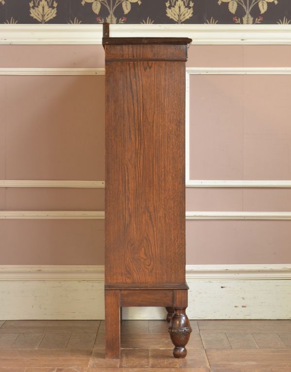 アンティークのキャビネット　アンティーク家具　イギリスから届いたアンティーク家具、木製のブックケース（本棚）。横から見てもピカピカです。(q-595-f)