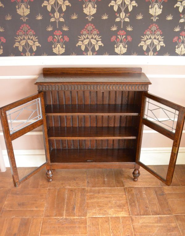 アンティークのキャビネット　アンティーク家具　イギリスから届いたアンティーク家具、木製のブックケース（本棚）。内側も茶色なので落ち着きがあってかっこいいです。(q-595-f)