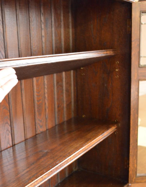 アンティークのキャビネット　アンティーク家具　イギリスから届いたアンティーク家具、木製のブックケース（本棚）。棚板は取り外すことも可能です。(q-595-f)