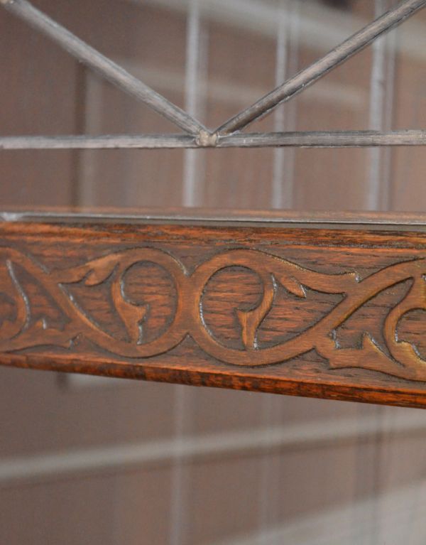 アンティークのキャビネット　アンティーク家具　イギリスから届いたアンティーク家具、木製のブックケース（本棚）。風格と品がある装飾はリビングはもちろん、和室や書斎、客間にも最適。(q-595-f)