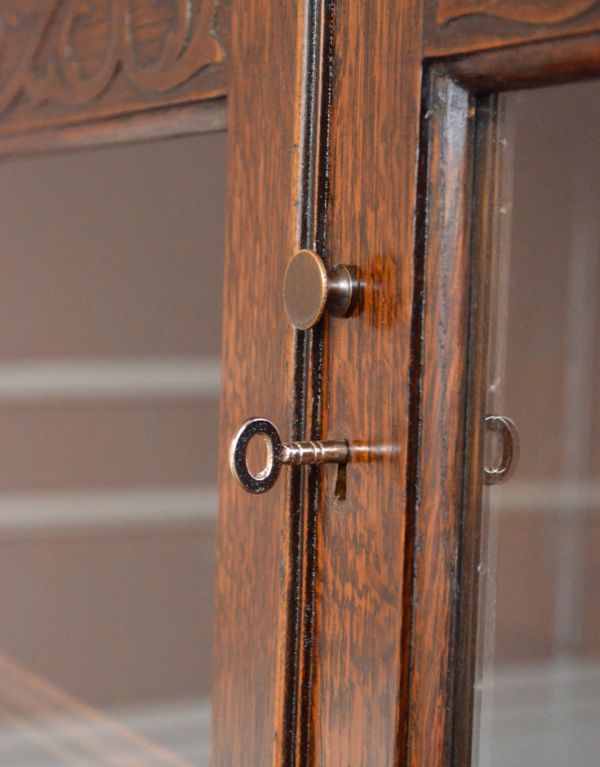 アンティークのキャビネット　アンティーク家具　イギリスから届いたアンティーク家具、木製のブックケース（本棚）。アンティークの味わいが詰まっている小さな取っ手が付いています。(q-595-f)