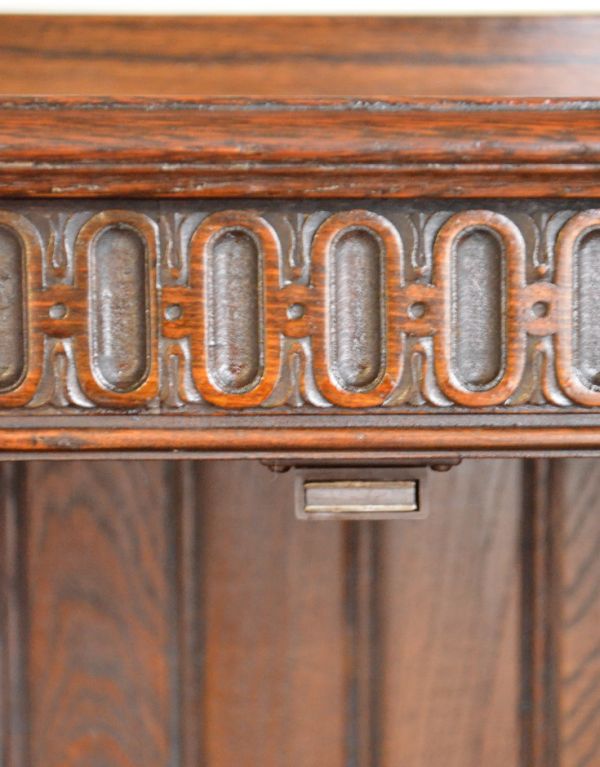 アンティークのキャビネット　アンティーク家具　イギリスから届いたアンティーク家具、木製のブックケース（本棚）。マグネットが付いているので開け閉めはスムーズです。(q-595-f)