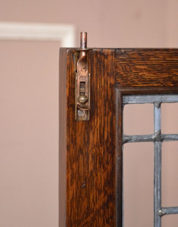 アンティークのキャビネット　アンティーク家具　イギリスから届いたアンティーク家具、木製のブックケース（本棚）。扉を留めるためのストッパーも当時のものです。(q-595-f)