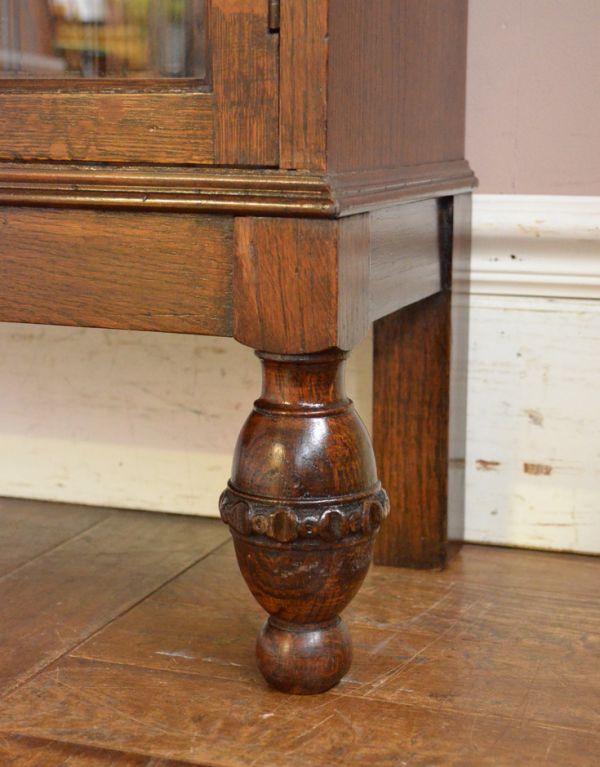 アンティークのキャビネット　アンティーク家具　イギリスから届いたアンティーク家具、木製のブックケース（本棚）。しっかりとした安定感があります。(q-595-f)