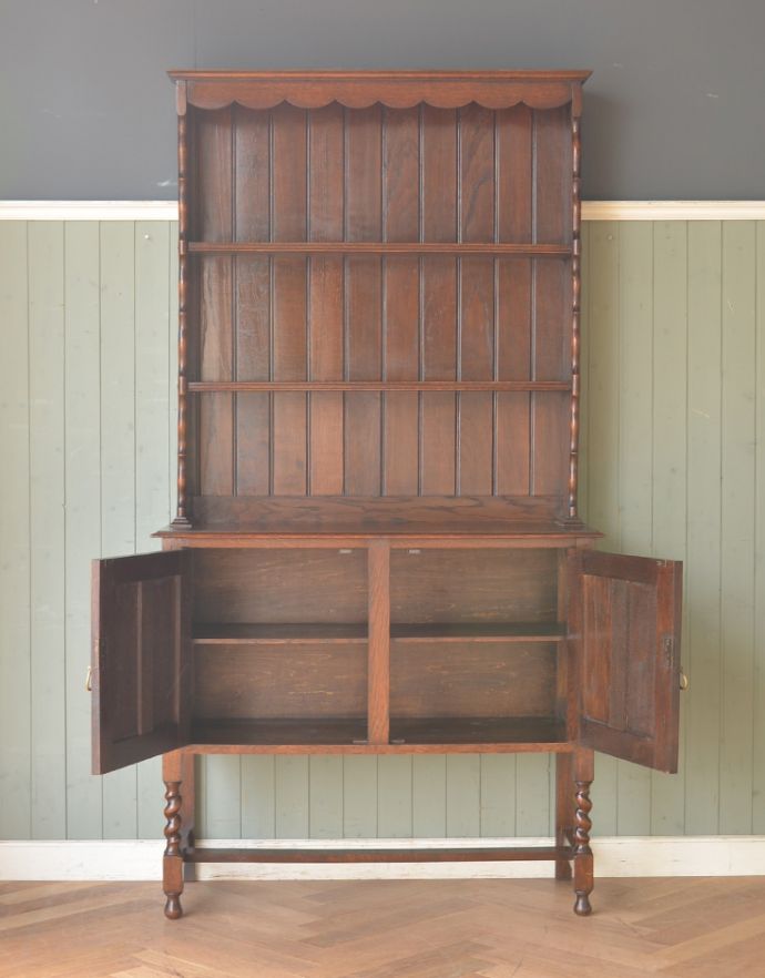 アンティークのキャビネット　アンティーク家具　アンティークの英国家具、美しいウェルッシュドレッサー（食器棚）。見せたくないものは下の扉の奥にしまえます。(q-596-f)