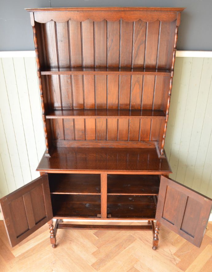アンティークのキャビネット　アンティーク家具　アンティークの英国家具、美しいウェルッシュドレッサー（食器棚）。下には、木製扉の収納があります。(q-596-f)