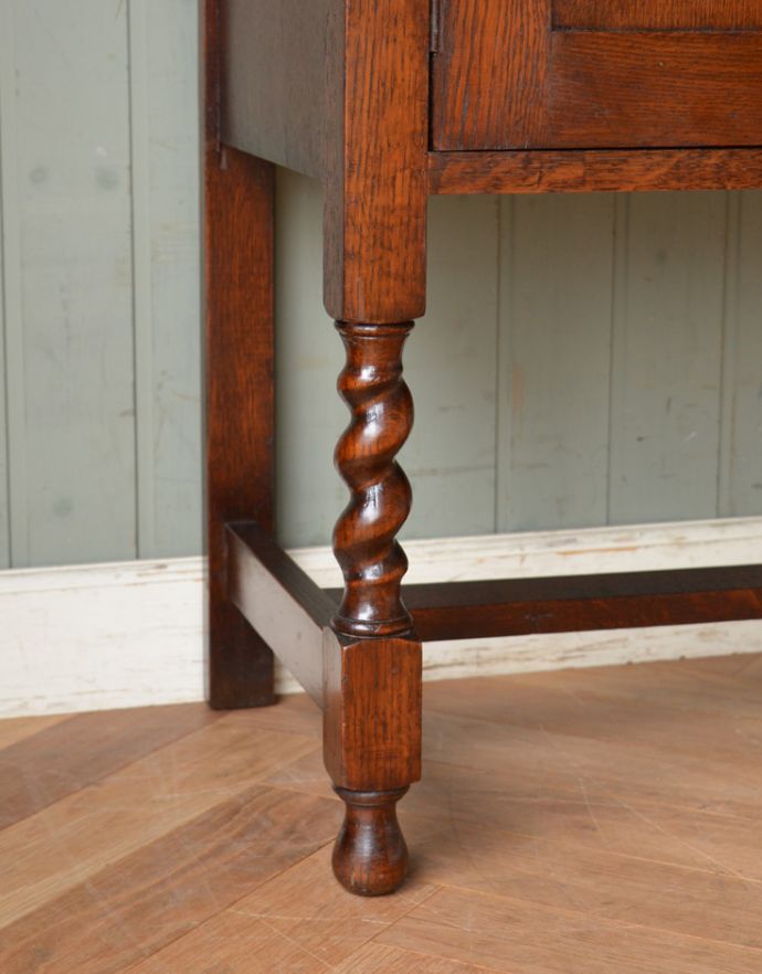 アンティークのキャビネット　アンティーク家具　アンティークの英国家具、美しいウェルッシュドレッサー（食器棚）。安定感のある脚がしっかり支えます。(q-596-f)