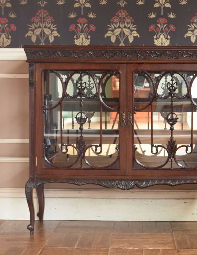 アンティークのキャビネット　アンティーク家具　マホガニー材のアンティーク英国家具、装飾が美しいガラスキャビネット（ショーケース）。背板は、全面にミラーが貼られています。(q-600-f)