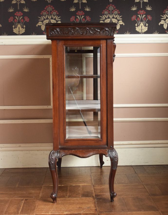 アンティークのキャビネット　アンティーク家具　マホガニー材のアンティーク英国家具、装飾が美しいガラスキャビネット（ショーケース）。サイドもガラスなので、どこから見ても美しいです！しっかり作られているので、安心してお使いいただけます。(q-600-f)