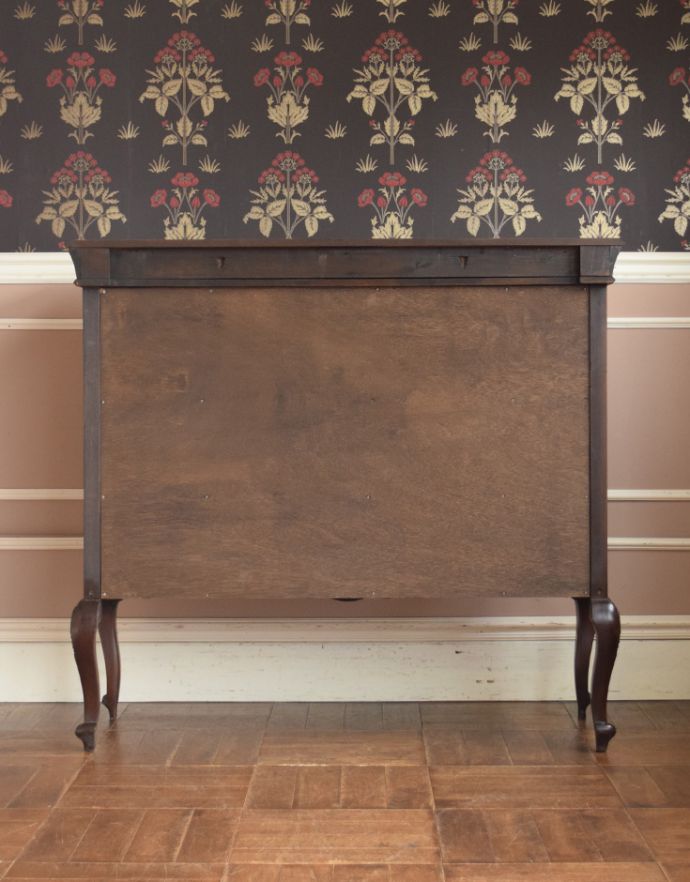 アンティークのキャビネット　アンティーク家具　マホガニー材のアンティーク英国家具、装飾が美しいガラスキャビネット（ショーケース）。キチンとメンテナンスしてあるので、裏側もキレイです。(q-600-f)