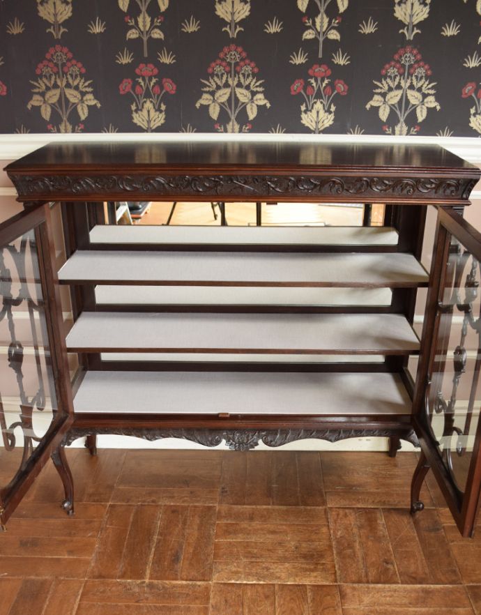 アンティークのキャビネット　アンティーク家具　マホガニー材のアンティーク英国家具、装飾が美しいガラスキャビネット（ショーケース）。扉はきちんとお直しをしているのでスムーズに開け閉めができ、2枚扉なので、使いやすいです。(q-600-f)