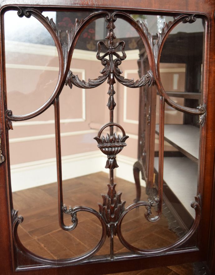 アンティークのキャビネット　アンティーク家具　マホガニー材のアンティーク英国家具、装飾が美しいガラスキャビネット（ショーケース）。ガラスもアンティークならでは。(q-600-f)