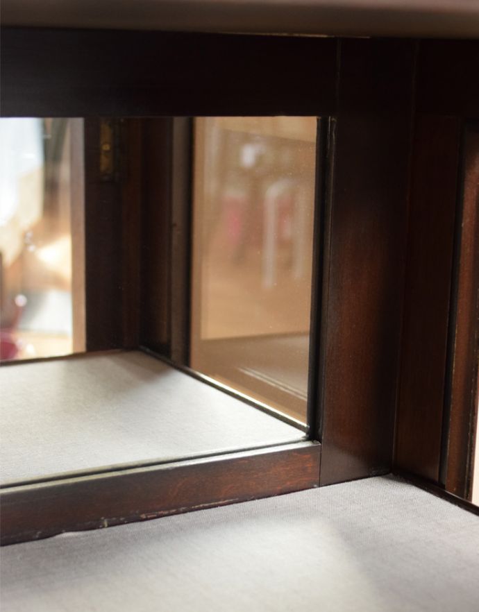 アンティークのキャビネット　アンティーク家具　マホガニー材のアンティーク英国家具、装飾が美しいガラスキャビネット（ショーケース）。キャビネット内の背中には、鏡が貼られています。(q-600-f)