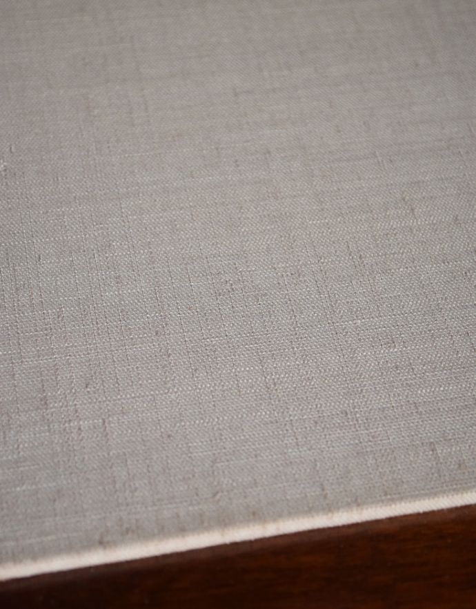 アンティークのキャビネット　アンティーク家具　マホガニー材のアンティーク英国家具、装飾が美しいガラスキャビネット（ショーケース）。柄物の食器やお気に入りのアイテムが引き立つような生地になっています。(q-600-f)