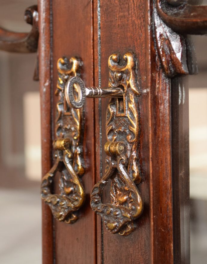 アンティークのキャビネット　アンティーク家具　マホガニー材のアンティーク英国家具、装飾が美しいガラスキャビネット（ショーケース）。ゴージャスな取っ手です。(q-600-f)