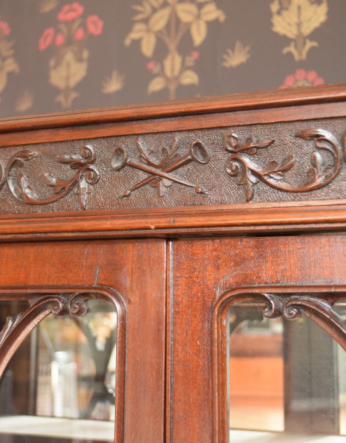 アンティークのキャビネット　アンティーク家具　マホガニー材のアンティーク英国家具、装飾が美しいガラスキャビネット（ショーケース）。繊細な彫が入った木製の装飾です。(q-600-f)