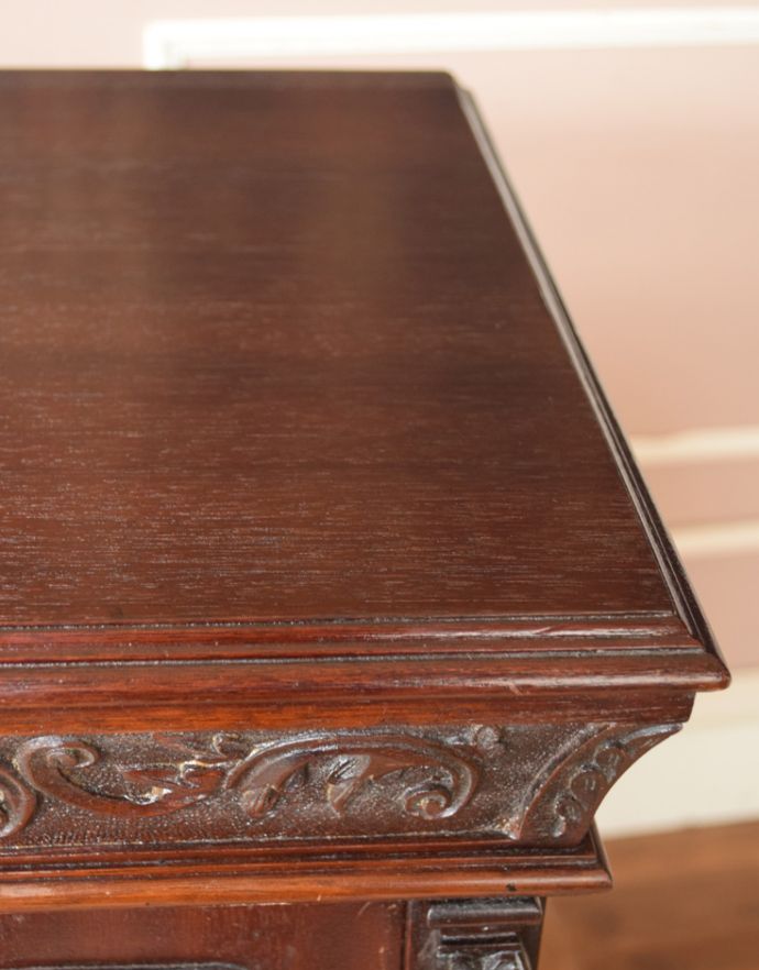 アンティークのキャビネット　アンティーク家具　マホガニー材のアンティーク英国家具、装飾が美しいガラスキャビネット（ショーケース）。アンティークならではの風合いをお楽しみください。(q-600-f)