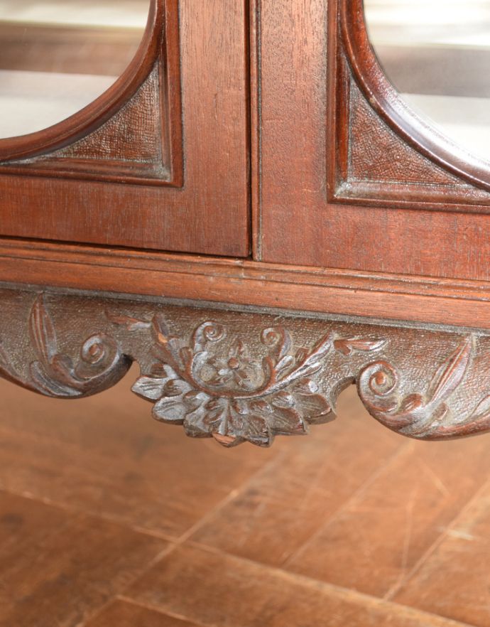 アンティークのキャビネット　アンティーク家具　マホガニー材のアンティーク英国家具、装飾が美しいガラスキャビネット（ショーケース）。キャビネットの脚元も華やかな装飾でいっぱいです！。(q-600-f)