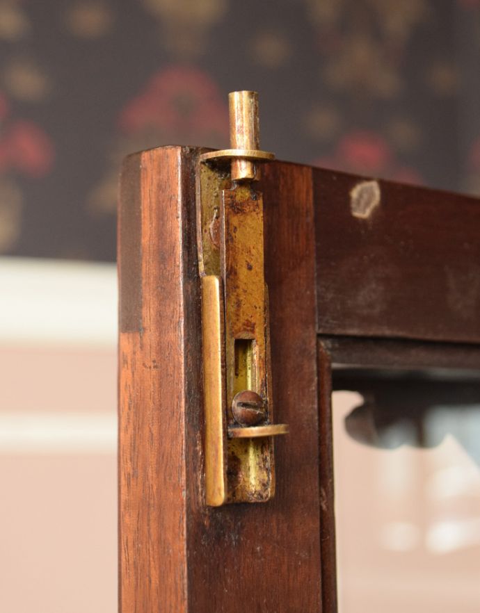 アンティークのキャビネット　アンティーク家具　マホガニー材のアンティーク英国家具、装飾が美しいガラスキャビネット（ショーケース）。扉にはドアストッパーが付いているので、開け閉めがスムーズです。(q-600-f)