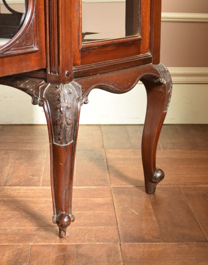 アンティークのキャビネット　アンティーク家具　マホガニー材のアンティーク英国家具、装飾が美しいガラスキャビネット（ショーケース）。美しい脚がしっかり支えてくれます。(q-600-f)