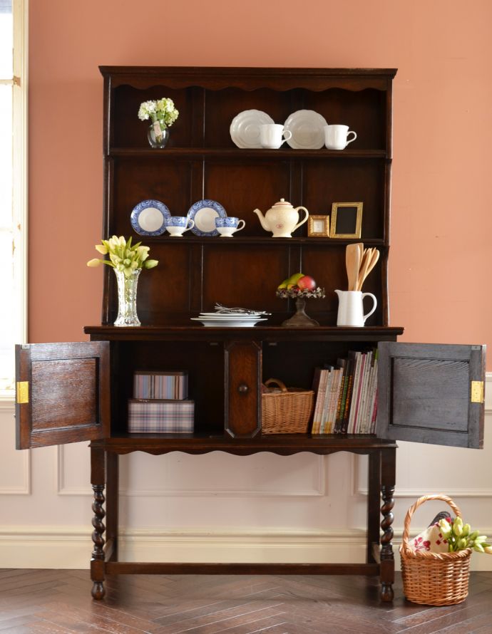 アンティークのキャビネット アンティーク家具 アンティークの英国家具、飾ったアイテムを惹き立てるウェルッシュドレッサー(食器棚)。見せたくないものは下の扉の奥にしまえます。(q-601-f)