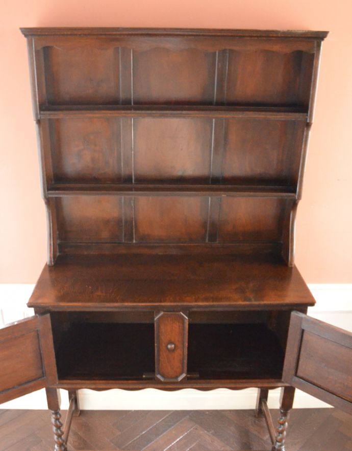 アンティークのキャビネット アンティーク家具 アンティークの英国家具、飾ったアイテムを惹き立てるウェルッシュドレッサー(食器棚)。職人がメンテナンスしてお届けします。(q-601-f)
