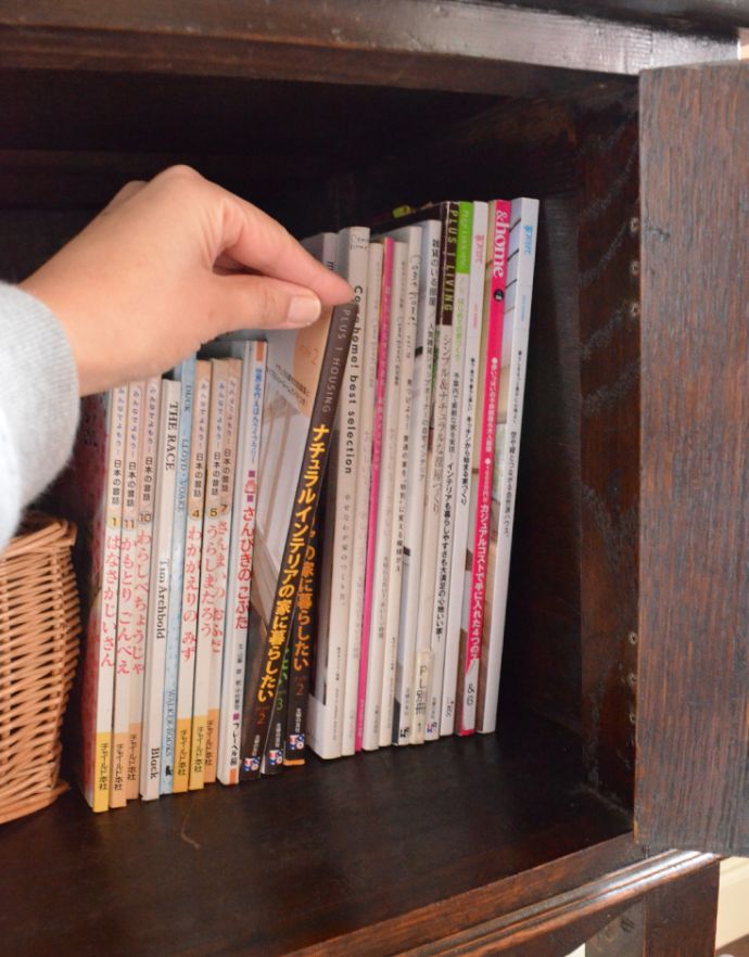 アンティークのキャビネット アンティーク家具 アンティークの英国家具、飾ったアイテムを惹き立てるウェルッシュドレッサー(食器棚)。下には、木製扉の収納があります。(q-601-f)