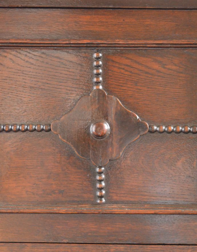 アンティークのキャビネット アンティーク家具 アンティークの英国家具、飾ったアイテムを惹き立てるウェルッシュドレッサー(食器棚)。風格と品があるので、リビングはもちろん、和室や書斎、客間にも最適。(q-601-f)