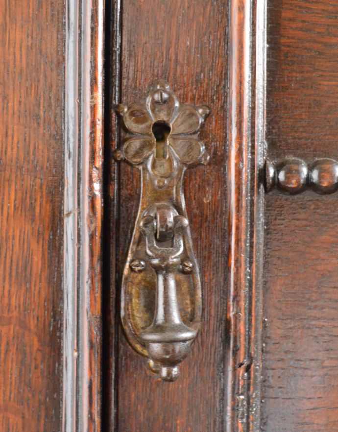 アンティークのキャビネット アンティーク家具 アンティークの英国家具、飾ったアイテムを惹き立てるウェルッシュドレッサー(食器棚)。使い勝手の良いドロップタイプの取っ手です。(q-601-f)