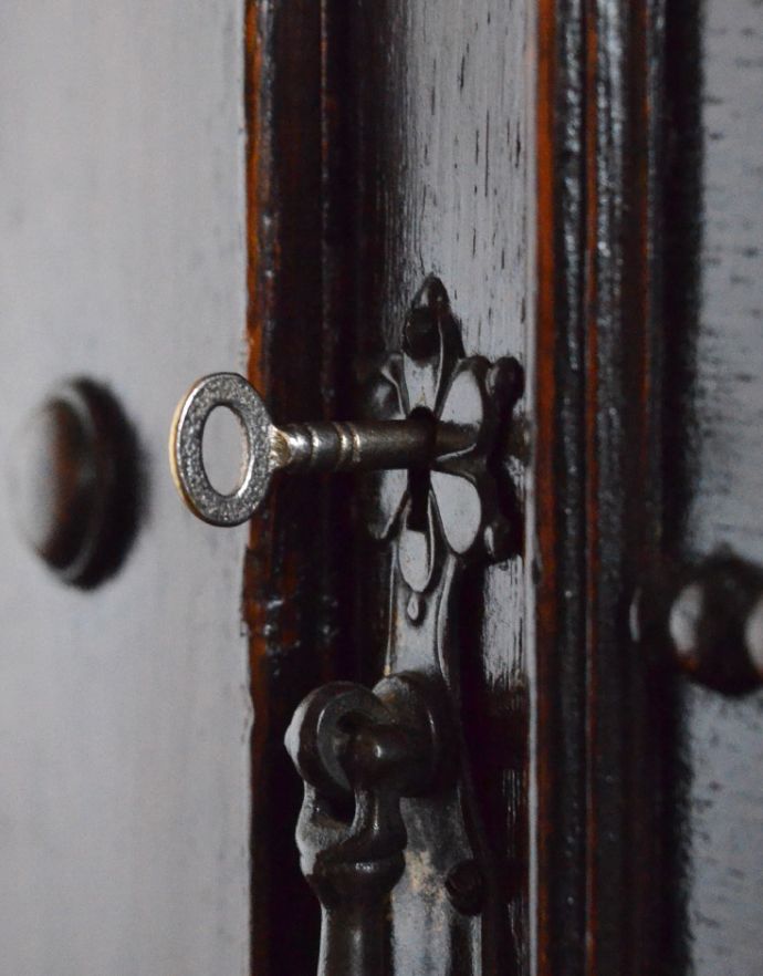 アンティークのキャビネット アンティーク家具 アンティークの英国家具、飾ったアイテムを惹き立てるウェルッシュドレッサー(食器棚)。アンティークの鍵が付いています。(q-601-f)