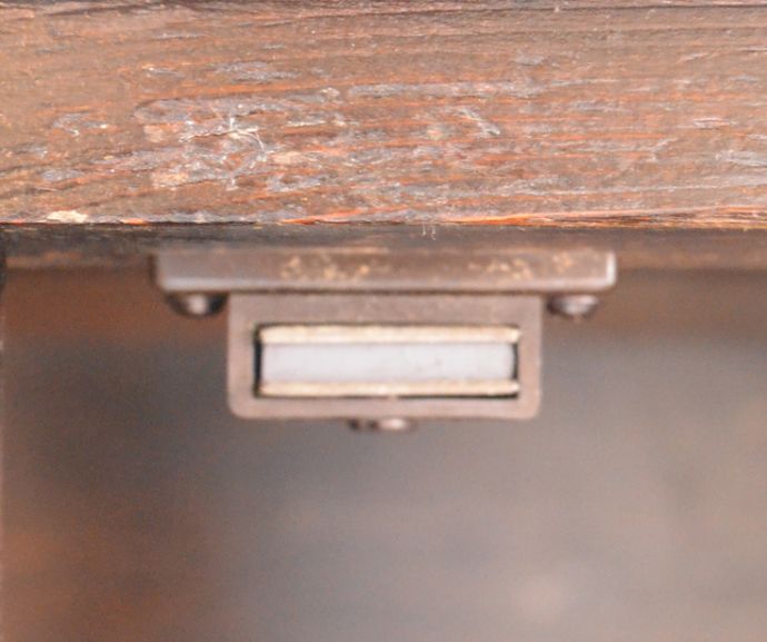 アンティークのキャビネット アンティーク家具 アンティークの英国家具、飾ったアイテムを惹き立てるウェルッシュドレッサー(食器棚)。マグネットが付いているので開け閉めはスムーズです。(q-601-f)