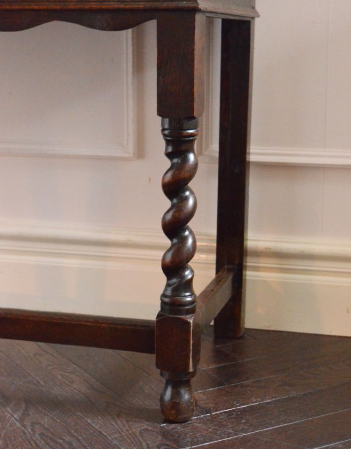 アンティークのキャビネット アンティーク家具 アンティークの英国家具、飾ったアイテムを惹き立てるウェルッシュドレッサー(食器棚)。安定感のある脚がしっかり支えます。(q-601-f)