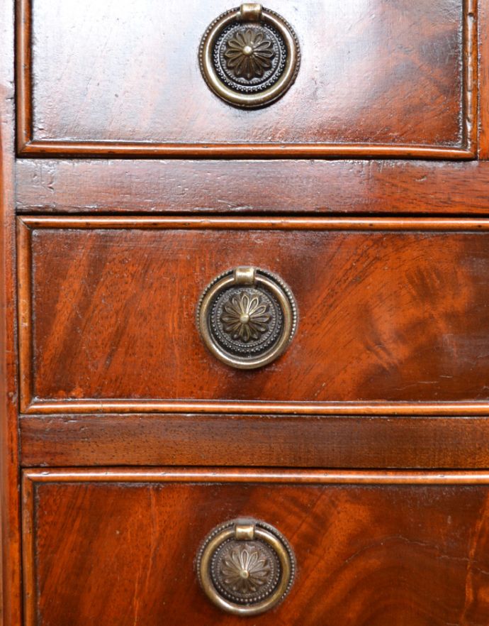 アンティークのチェスト　アンティーク家具　高級感のあるアンティーク英国家具、たっぷり引き出しの付いたチェストオブドロワーズ。引き出しの取っ手です。(q-602-f)