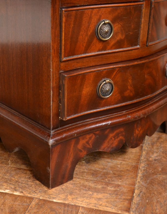 アンティークのチェスト　アンティーク家具　高級感のあるアンティーク英国家具、たっぷり引き出しの付いたチェストオブドロワーズ。脚付きのタイプは、風通しがいいです。(q-602-f)