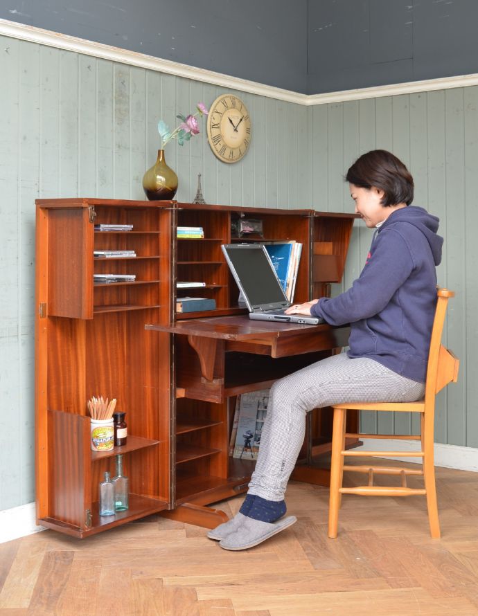 サイドバイサイド　アンティーク家具　イギリスのヴィンテージ家具、ホームオフィス社のデスクキャビネット。ノートパソコンを置いても、余裕のこの広さ。(q-603-f)