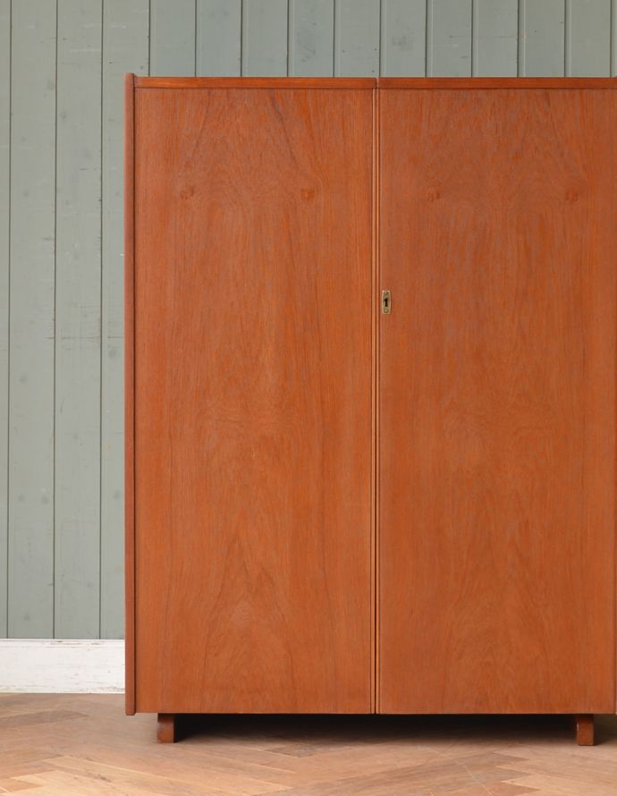 サイドバイサイド　アンティーク家具　イギリスのヴィンテージ家具、ホームオフィス社のデスクキャビネット。チーク材の高級感が感じられるキャビネットです。(q-603-f)