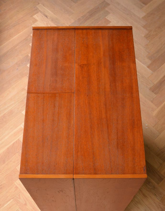 サイドバイサイド　アンティーク家具　イギリスのヴィンテージ家具、ホームオフィス社のデスクキャビネット。天板も美しくお直ししてあります。(q-603-f)